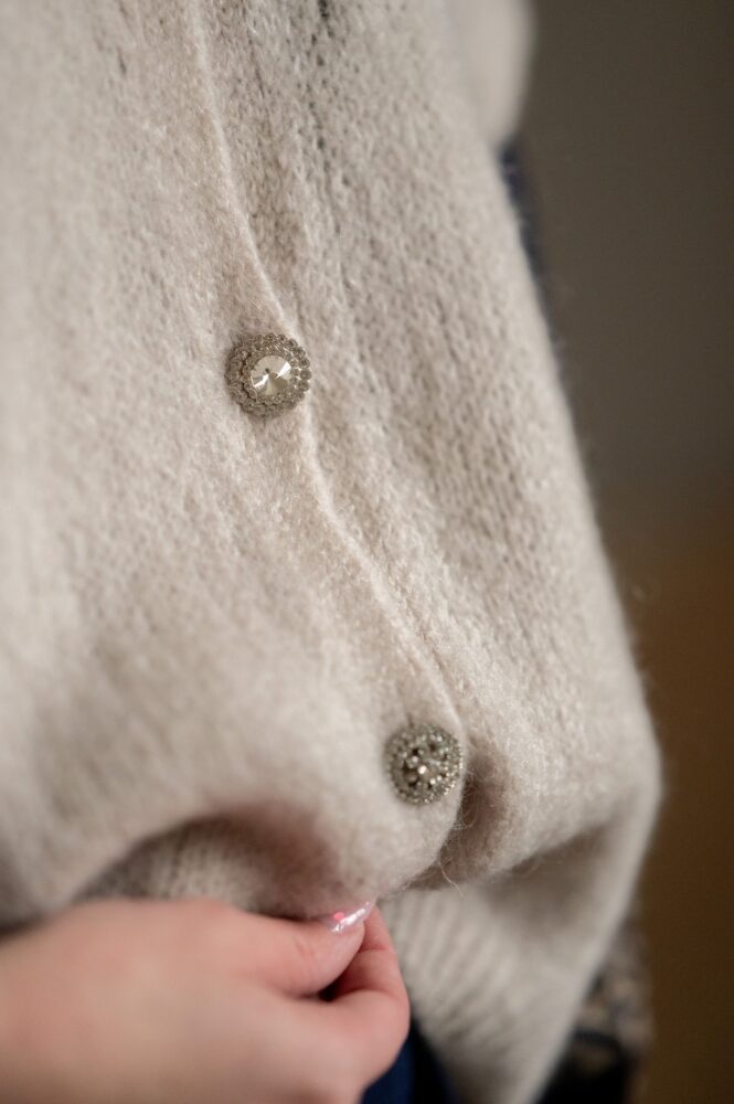gilet sans manches beige, gros boutons argent strass