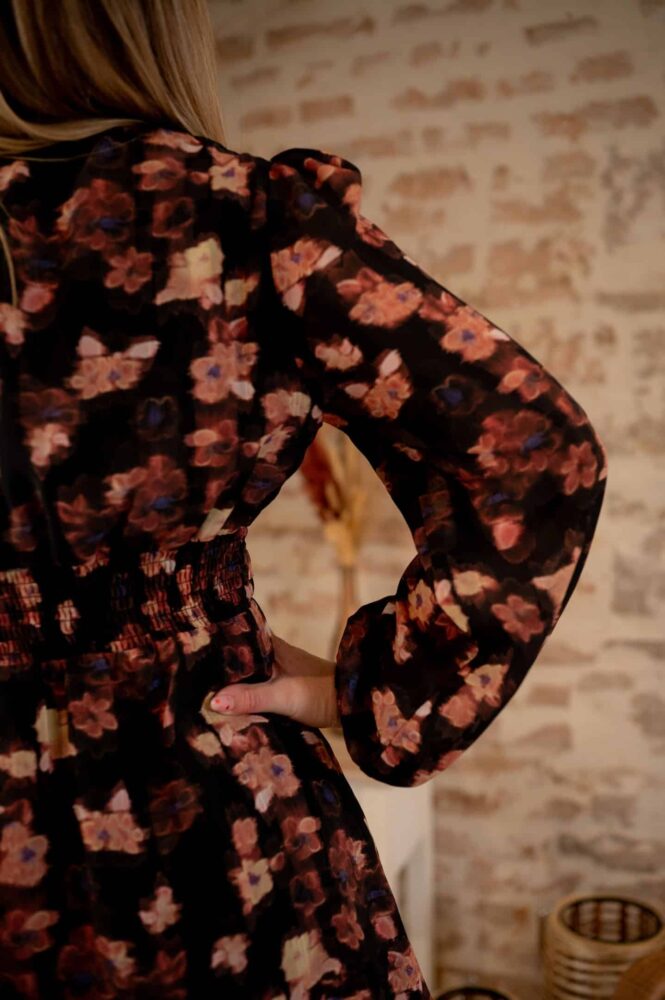robe noir, imprimé fleur, resserré sous la poitrine