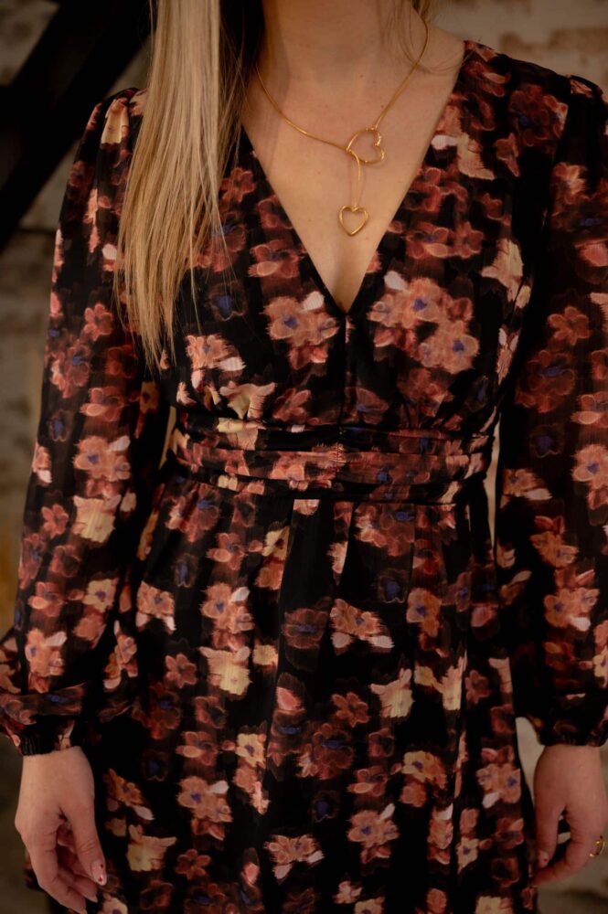 robe noir, imprimé fleur, resserré sous la poitrine